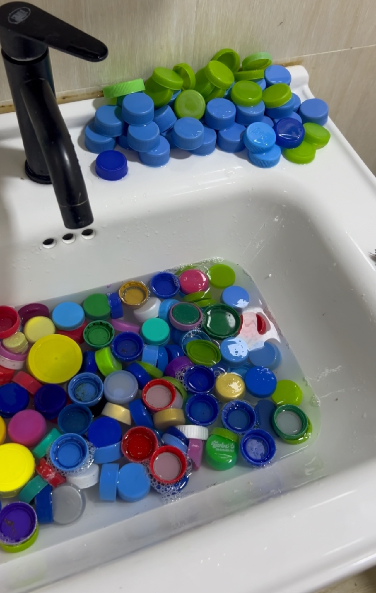 Cleaning and sorting plastic caps